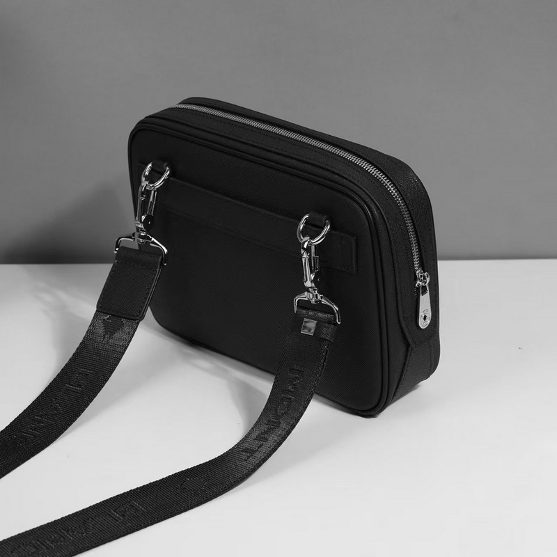 萬寶龍爆款來襲，精緻單肩包 選用由再生聚酯纖維頭層牛皮和棉質紗線制成的面料打造，