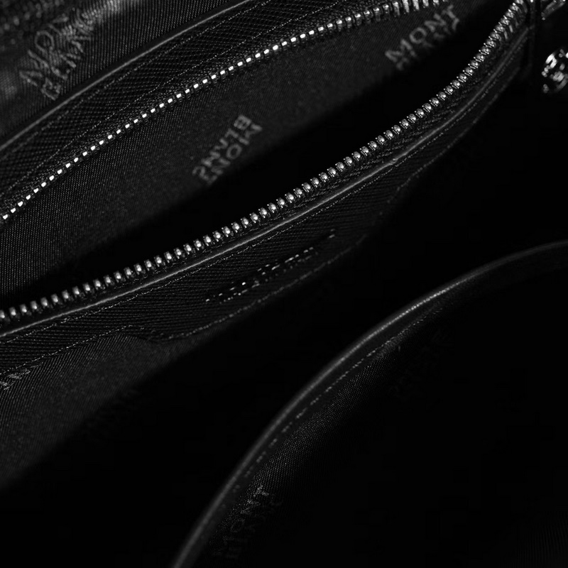 萬寶龍爆款來襲，精緻單肩包 選用由再生聚酯纖維頭層牛皮和棉質紗線制成的面料打造，