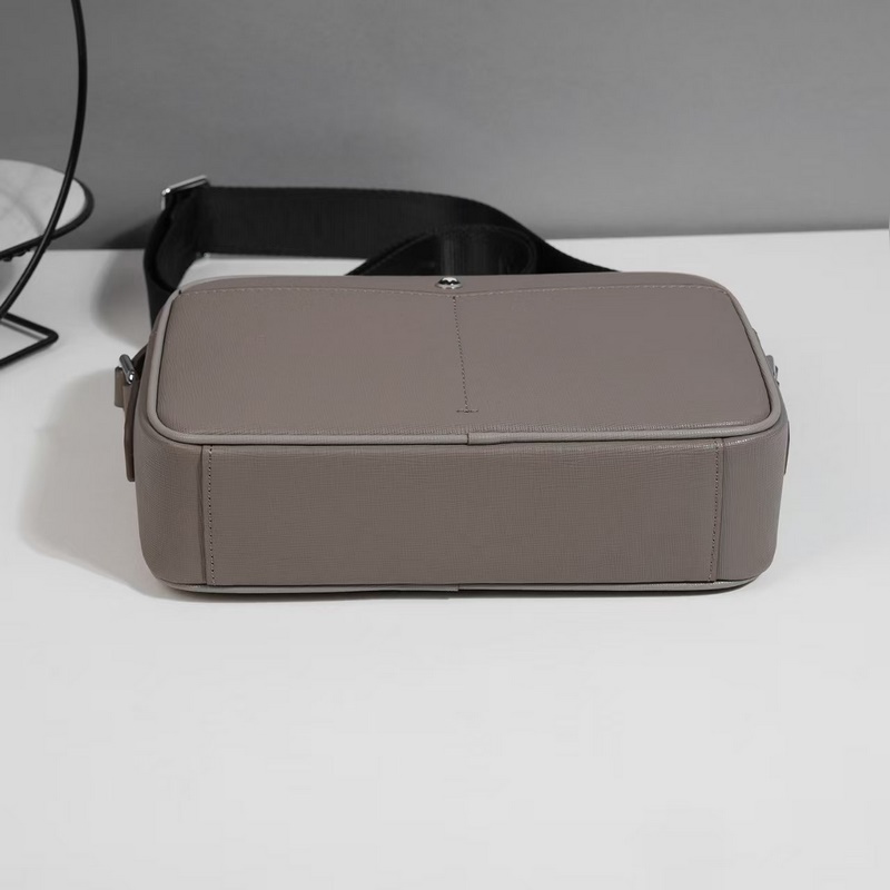 萬寶龍爆款來襲，精緻單肩包 選用由再生聚酯纖維頭層牛皮和棉質紗線制成的面料打造，