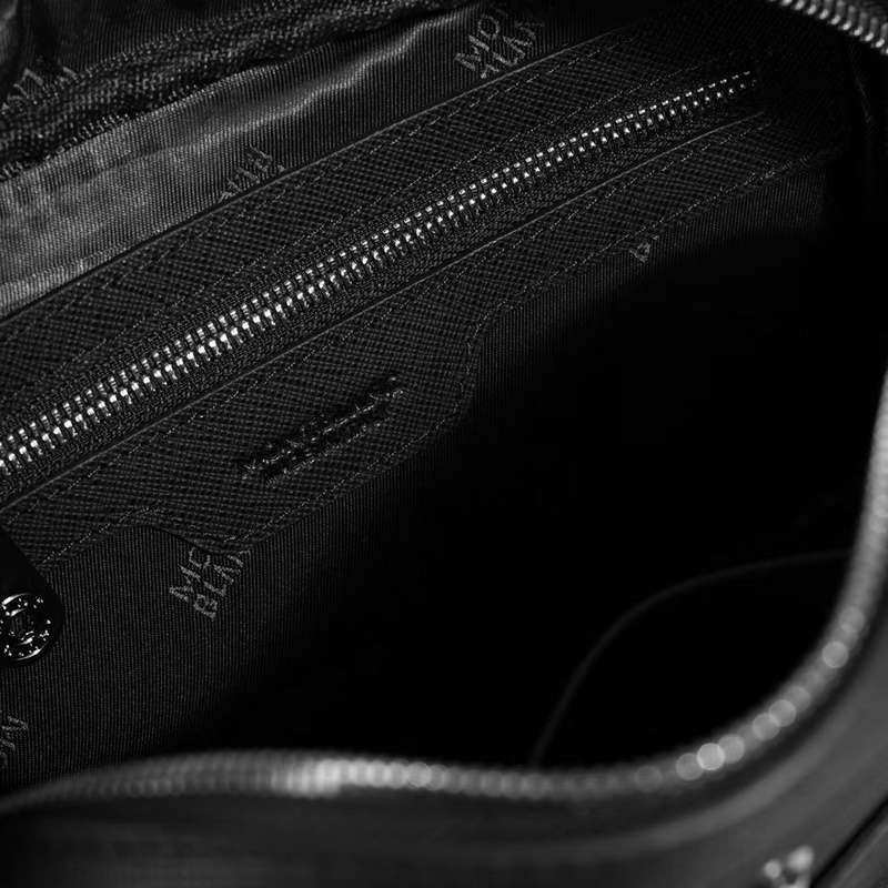 萬寶龍爆款來襲，精緻單肩包 選用由再生聚酯纖維頭層牛皮和棉質紗線制成的面料打造，