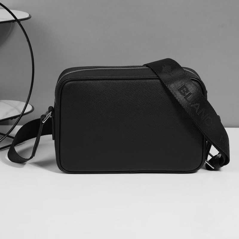 萬寶龍爆款來襲，精緻單肩包 選用由再生聚酯纖維頭層牛皮和棉質紗線制成的面料打造，