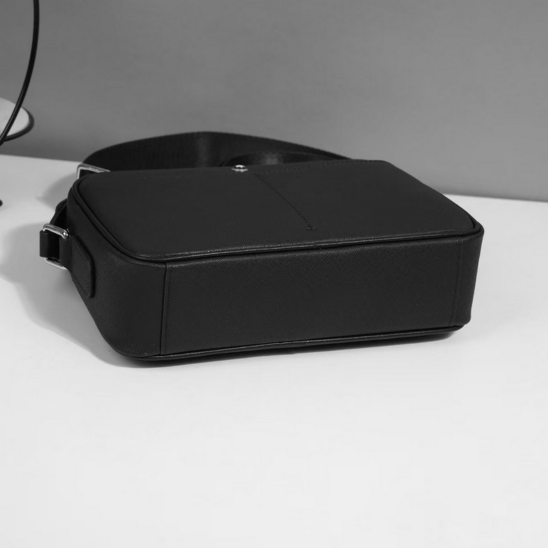 萬寶龍爆款來襲，精緻單肩包 選用由再生聚酯纖維頭層牛皮和棉質紗線制成的面料打造，