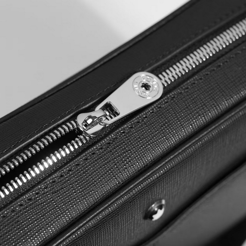 萬寶龍爆款來襲，精緻單肩包 選用由再生聚酯纖維頭層牛皮和棉質紗線制成的面料打造，