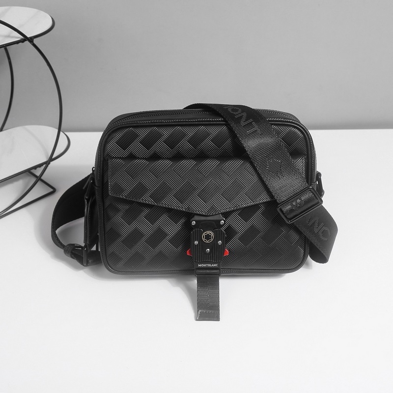 萬寶龍爆款來襲，精緻單肩包 選用由再生聚酯纖維頭層牛皮和棉質紗線制成的面料打造，