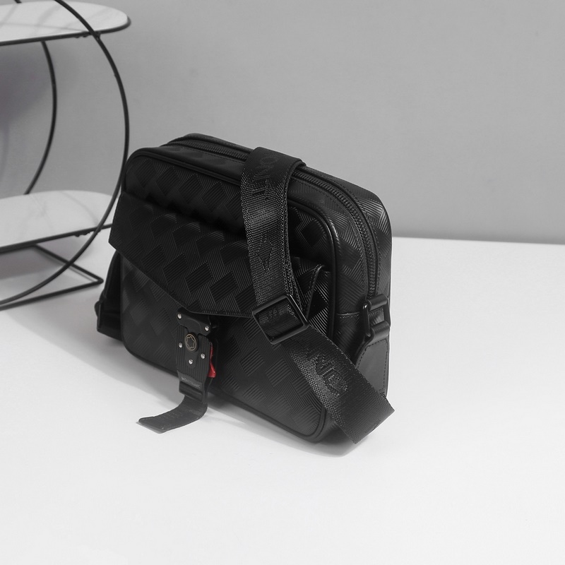 萬寶龍爆款來襲，精緻單肩包 選用由再生聚酯纖維頭層牛皮和棉質紗線制成的面料打造，