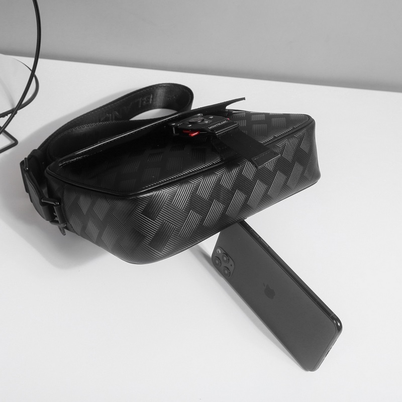 萬寶龍爆款來襲，精緻單肩包 選用由再生聚酯纖維頭層牛皮和棉質紗線制成的面料打造，