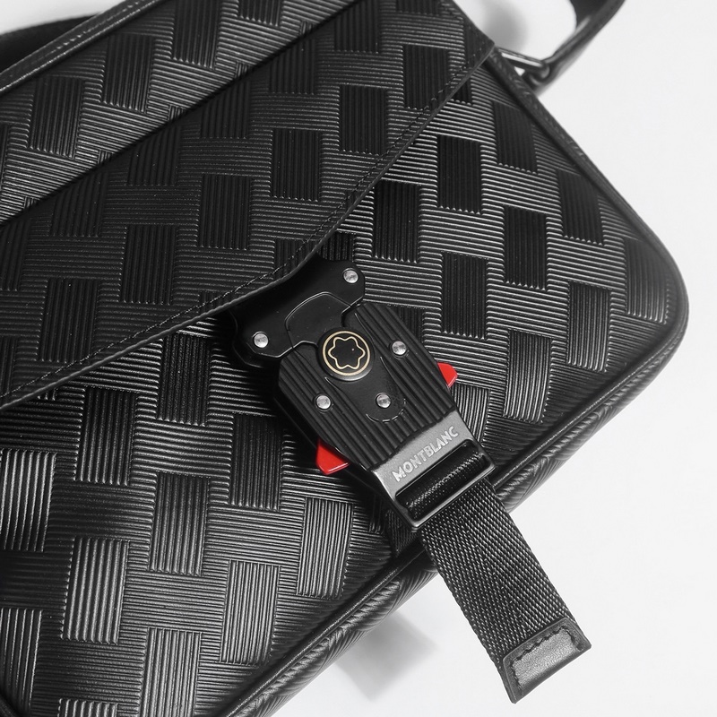 萬寶龍爆款來襲，精緻單肩包 選用由再生聚酯纖維頭層牛皮和棉質紗線制成的面料打造，