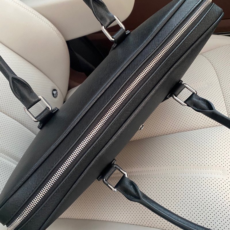 Mont Blanc萬寶龍最新款男士公文包采用頭層牛皮 皮質(zhì)柔軟高端大氣上檔次尺