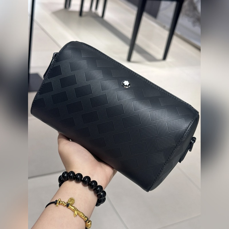 萬寶龍系列郵筒包 經典黑，從品牌豐厚的書寫文化中汲取靈感，點亮煥新色彩搭配，柔軟