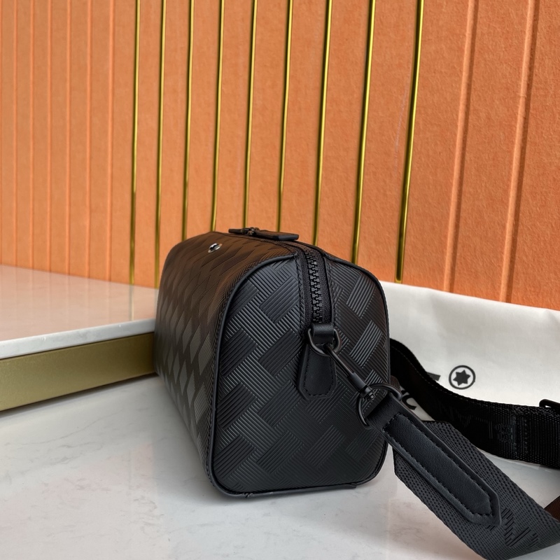 萬寶龍系列郵筒包 經典黑，從品牌豐厚的書寫文化中汲取靈感，點亮煥新色彩搭配，柔軟