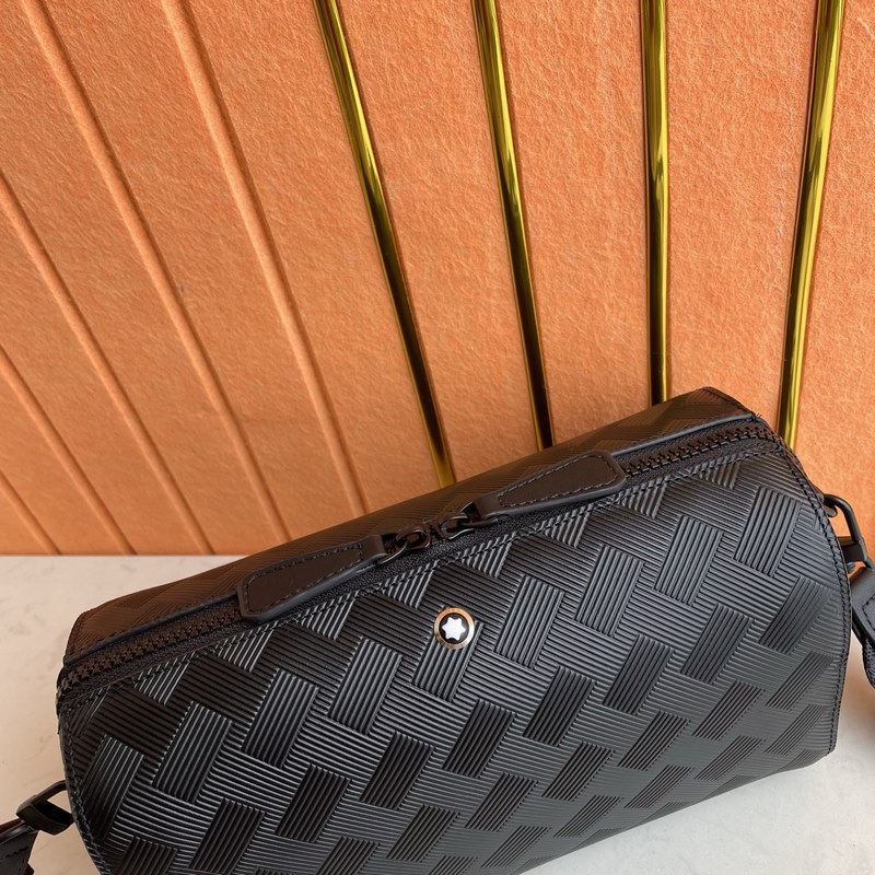 萬寶龍系列郵筒包 經典黑，從品牌豐厚的書寫文化中汲取靈感，點亮煥新色彩搭配，柔軟