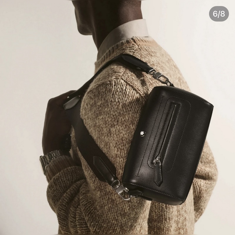 萬(wàn)寶龍軟皮系列郵筒包 經(jīng)典黑，從品牌豐厚的書(shū)寫(xiě)文化中汲取靈感，點(diǎn)亮煥新色彩搭配，