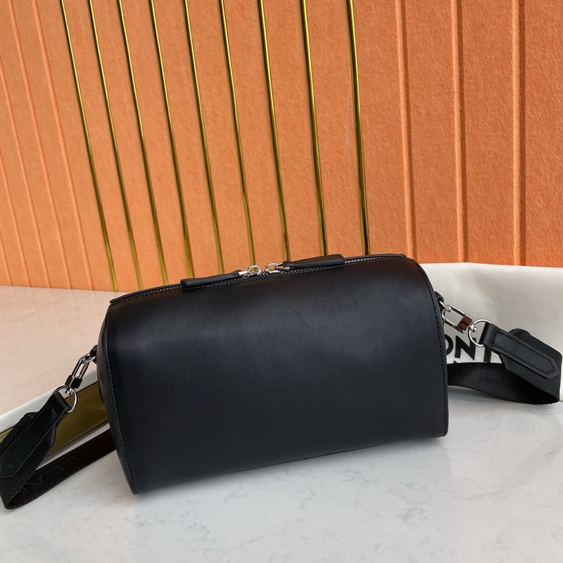 萬(wàn)寶龍軟皮系列郵筒包 經(jīng)典黑，從品牌豐厚的書(shū)寫(xiě)文化中汲取靈感，點(diǎn)亮煥新色彩搭配，