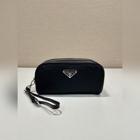 新款手包 2NE063男女共用款 這款實用精緻的小袋選用創(chuàng)新再生尼龍面料Re-N