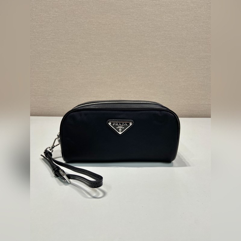 新款手包 2NE063男女共用款 這款實用精緻的小袋選用創新再生尼龍面料Re-N