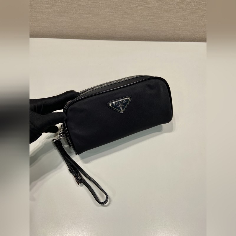 新款手包 2NE063男女共用款 這款實用精緻的小袋選用創新再生尼龍面料Re-N