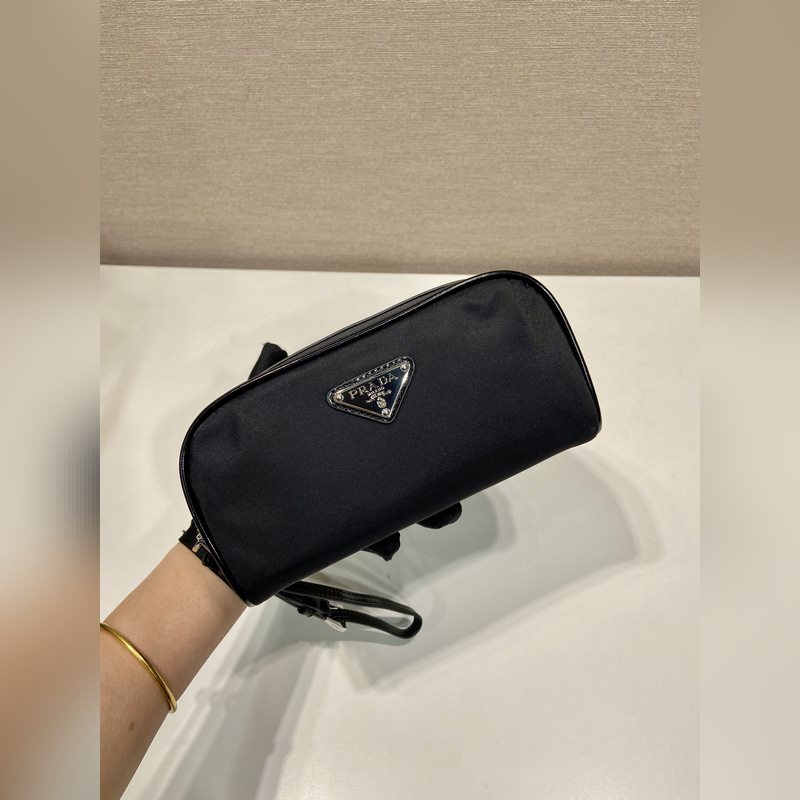 新款手包 2NE063男女共用款 這款實用精緻的小袋選用創新再生尼龍面料Re-N