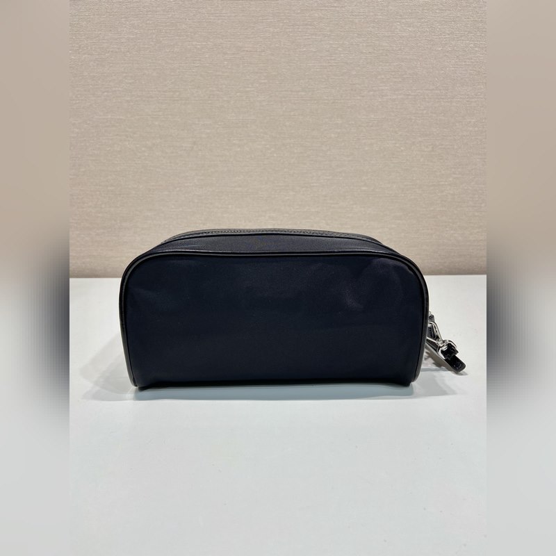 新款手包 2NE063男女共用款 這款實用精緻的小袋選用創新再生尼龍面料Re-N