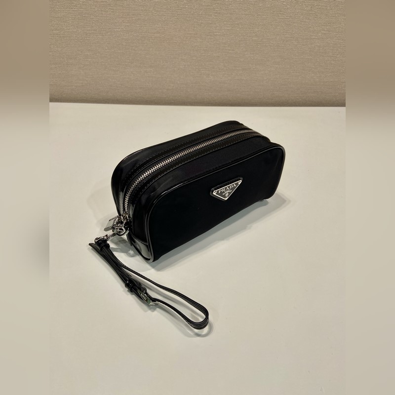 新款手包 2NE063男女共用款 這款實用精緻的小袋選用創新再生尼龍面料Re-N