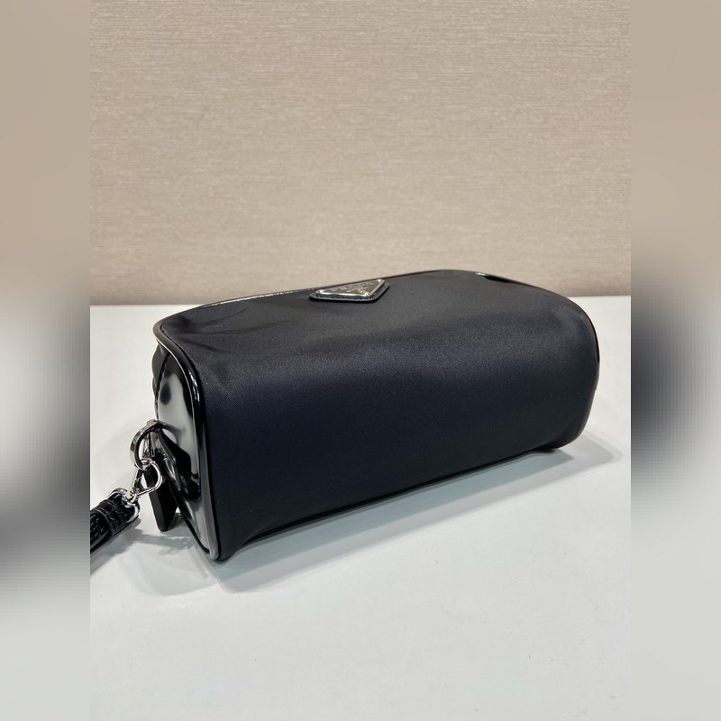 新款手包 2NE063男女共用款 這款實用精緻的小袋選用創新再生尼龍面料Re-N