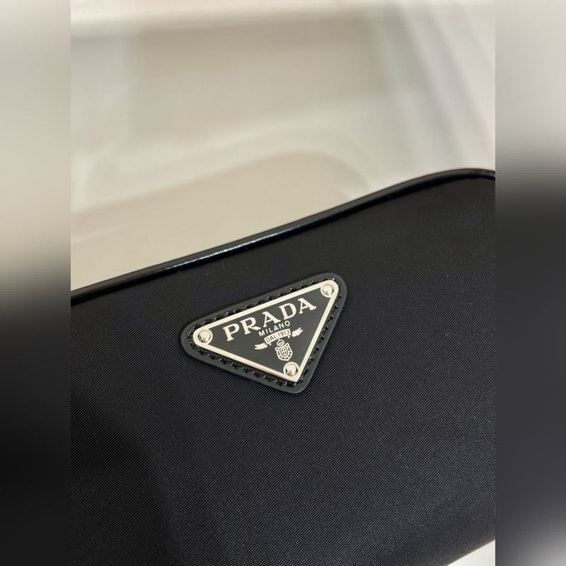 新款手包 2NE063男女共用款 這款實用精緻的小袋選用創新再生尼龍面料Re-N