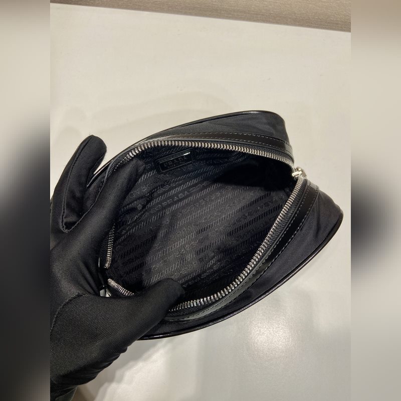 新款手包 2NE063男女共用款 這款實用精緻的小袋選用創新再生尼龍面料Re-N