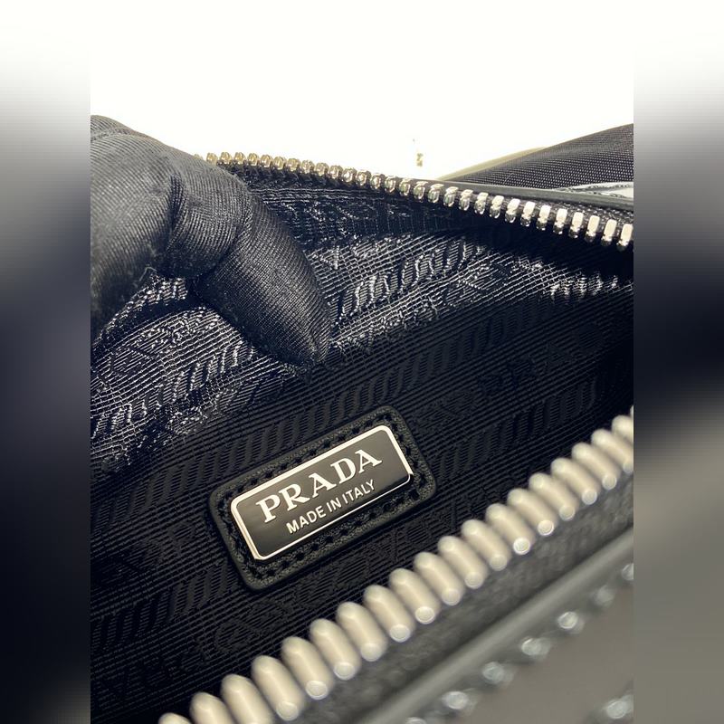 新款手包 2NE063男女共用款 這款實用精緻的小袋選用創新再生尼龍面料Re-N