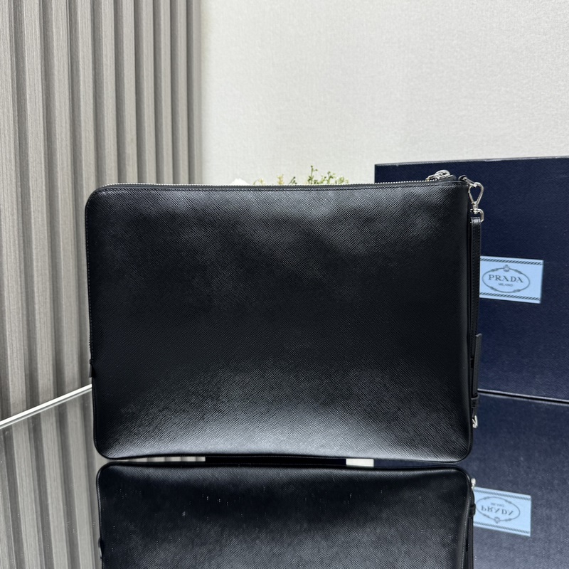 [頂級(jí)原單] 新款手包 2NH023大號(hào) 這款男士手采用進(jìn)十字紋牛皮。配有可拆手