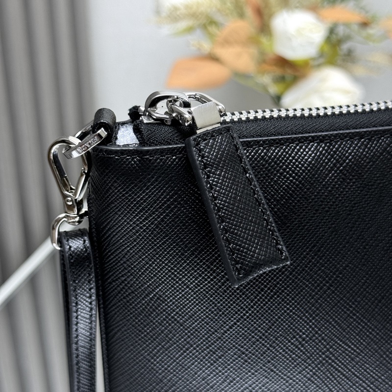 [頂級(jí)原單] 新款手包 2NH023大號(hào) 這款男士手采用進(jìn)十字紋牛皮。配有可拆手