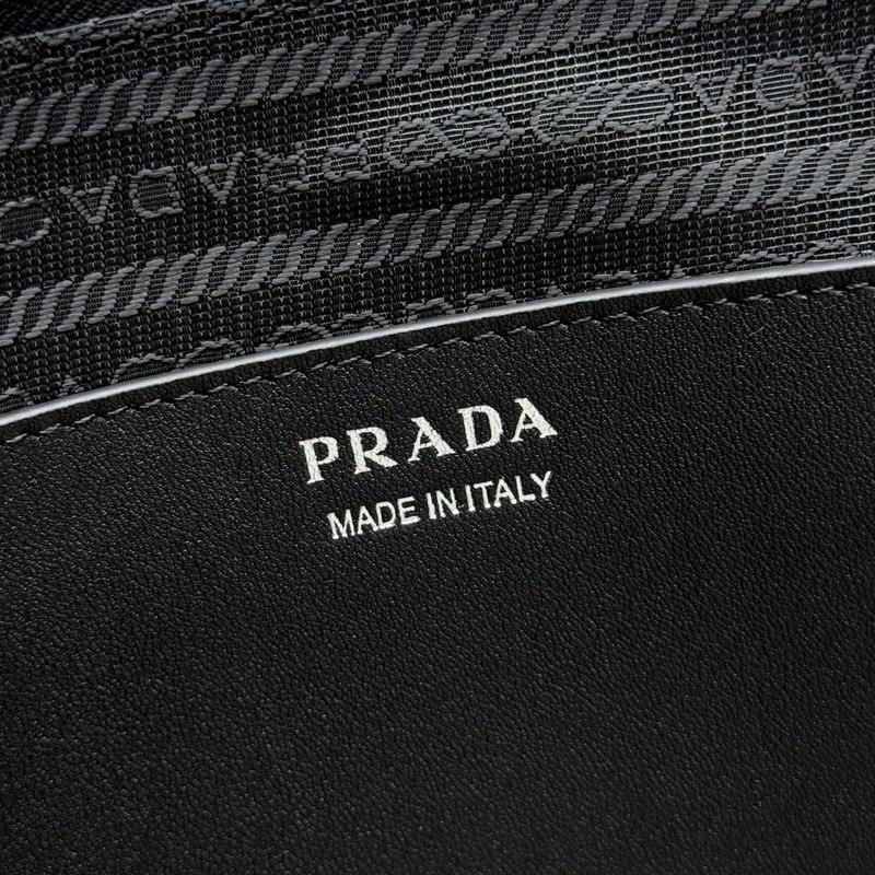 [頂級(jí)原單] 新款手包 2NH023大號(hào) 這款男士手采用進(jìn)十字紋牛皮。配有可拆手