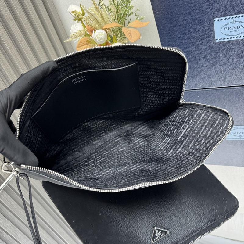 [頂級(jí)原單] 新款手包 2NH023大號(hào) 這款男士手采用進(jìn)十字紋牛皮。配有可拆手