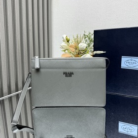 [頂級原單]Saffiano皮革男士新款手拿包 2VF019可拆式腕帶，拋光鋼質