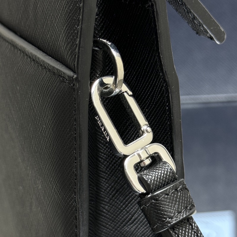 [頂級原單] 新款男士手包2VF032到貨 采用進口Saffiano十字紋牛皮，