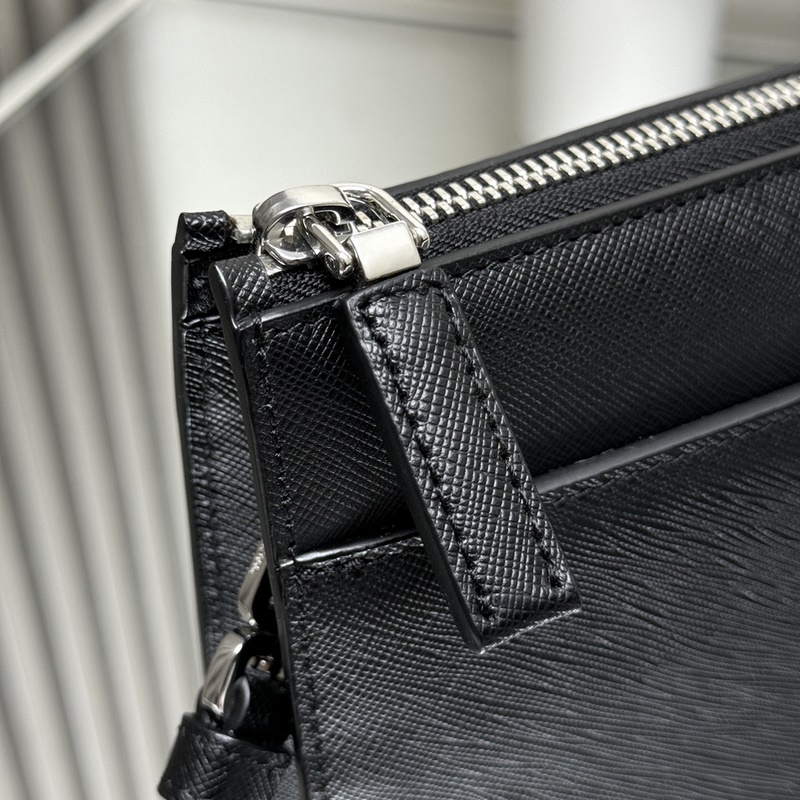 [頂級原單] 新款男士手包2VF032到貨 采用進口Saffiano十字紋牛皮，