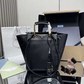 [頂級(jí)原單] 新款托特包 1BG578 這款托特包采用時(shí)尚幾何造型，融合實(shí)用的R