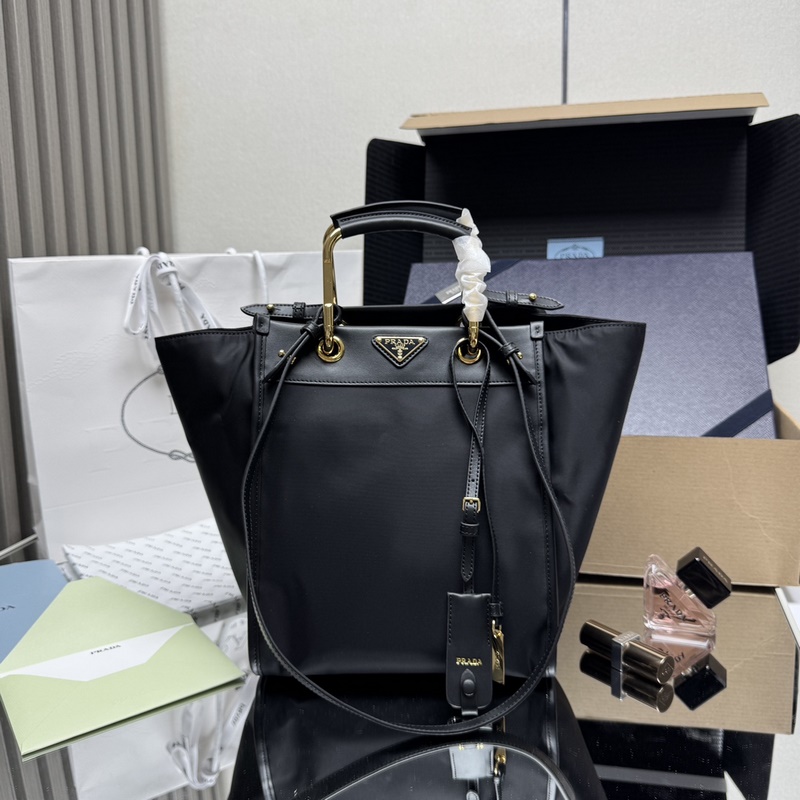 [頂級(jí)原單] 新款托特包 1BG578 這款托特包采用時(shí)尚幾何造型，融合實(shí)用的R