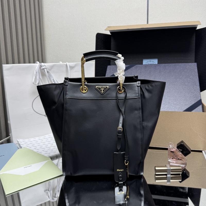 [頂級(jí)原單] 新款托特包 1BG578 這款托特包采用時(shí)尚幾何造型，融合實(shí)用的R