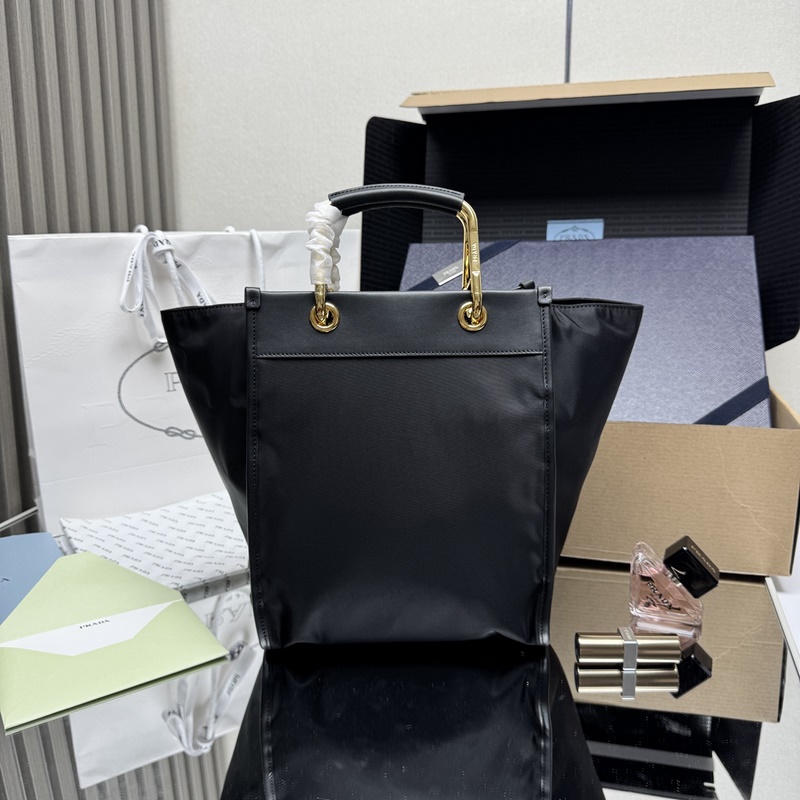 [頂級(jí)原單] 新款托特包 1BG578 這款托特包采用時(shí)尚幾何造型，融合實(shí)用的R