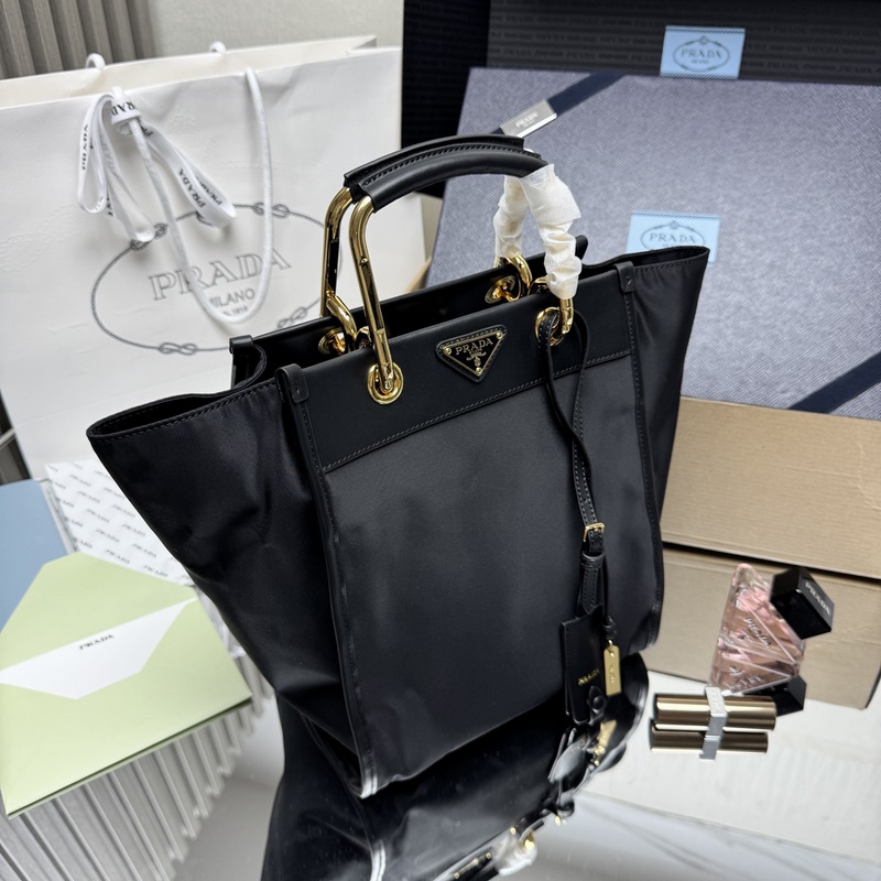 [頂級(jí)原單] 新款托特包 1BG578 這款托特包采用時(shí)尚幾何造型，融合實(shí)用的R