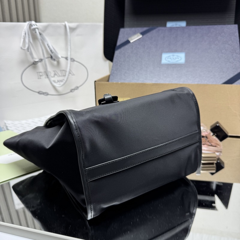 [頂級(jí)原單] 新款托特包 1BG578 這款托特包采用時(shí)尚幾何造型，融合實(shí)用的R