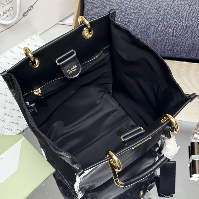 [頂級(jí)原單] 新款托特包 1BG578 這款托特包采用時(shí)尚幾何造型，融合實(shí)用的R