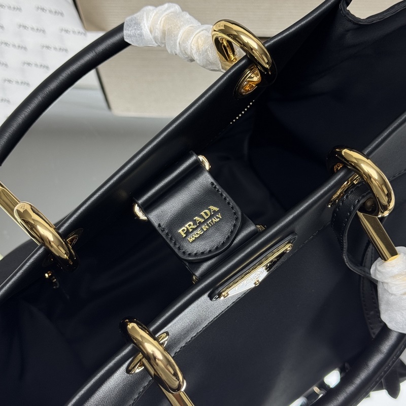 [頂級(jí)原單] 新款托特包 1BG578 這款托特包采用時(shí)尚幾何造型，融合實(shí)用的R