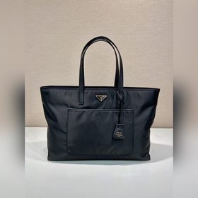 新款托特包 1BG527 這款經(jīng)久不衰的托特包是對(duì)經(jīng)典設(shè)計(jì)的重新演繹，采四進(jìn)口尼