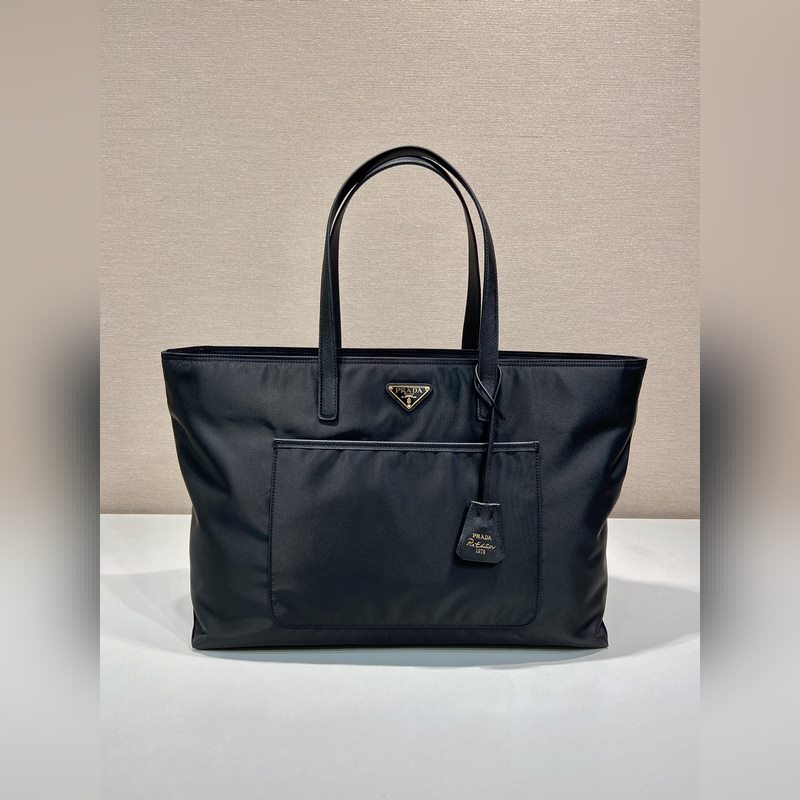 新款托特包 1BG527 這款經(jīng)久不衰的托特包是對經(jīng)典設(shè)計(jì)的重新演繹，采四進(jìn)口尼