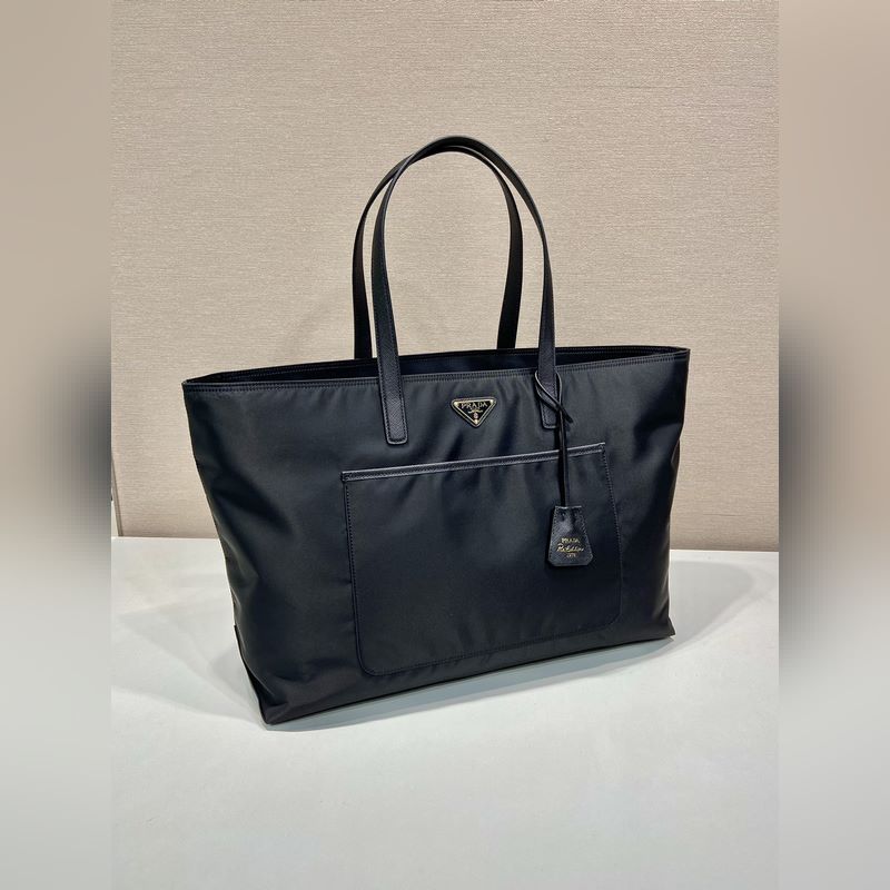 新款托特包 1BG527 這款經(jīng)久不衰的托特包是對經(jīng)典設(shè)計(jì)的重新演繹，采四進(jìn)口尼