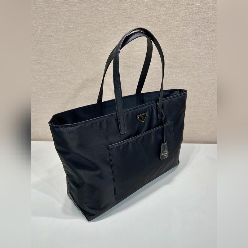 新款托特包 1BG527 這款經(jīng)久不衰的托特包是對經(jīng)典設(shè)計(jì)的重新演繹，采四進(jìn)口尼