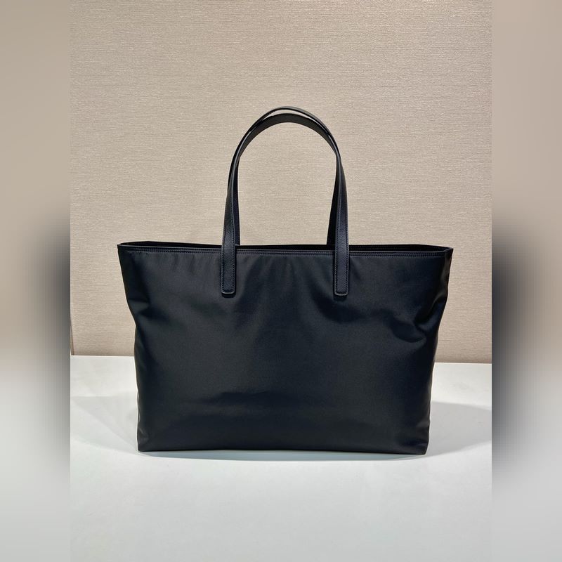 新款托特包 1BG527 這款經(jīng)久不衰的托特包是對經(jīng)典設(shè)計(jì)的重新演繹，采四進(jìn)口尼