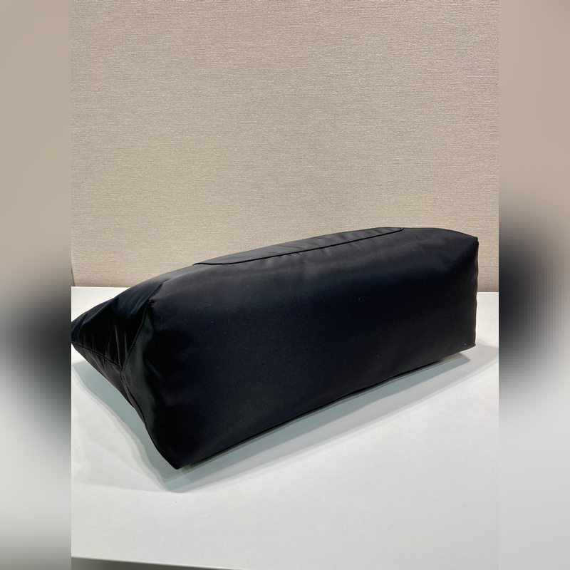 新款托特包 1BG527 這款經(jīng)久不衰的托特包是對經(jīng)典設(shè)計(jì)的重新演繹，采四進(jìn)口尼