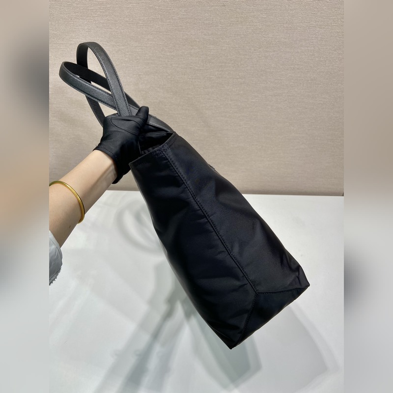 新款托特包 1BG527 這款經(jīng)久不衰的托特包是對經(jīng)典設(shè)計(jì)的重新演繹，采四進(jìn)口尼