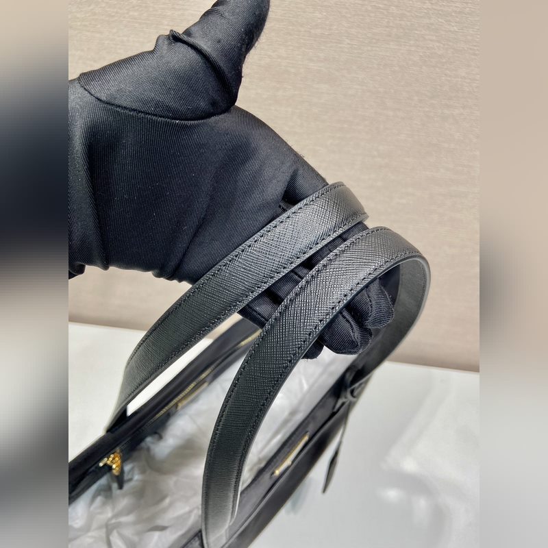 新款托特包 1BG527 這款經(jīng)久不衰的托特包是對經(jīng)典設(shè)計(jì)的重新演繹，采四進(jìn)口尼